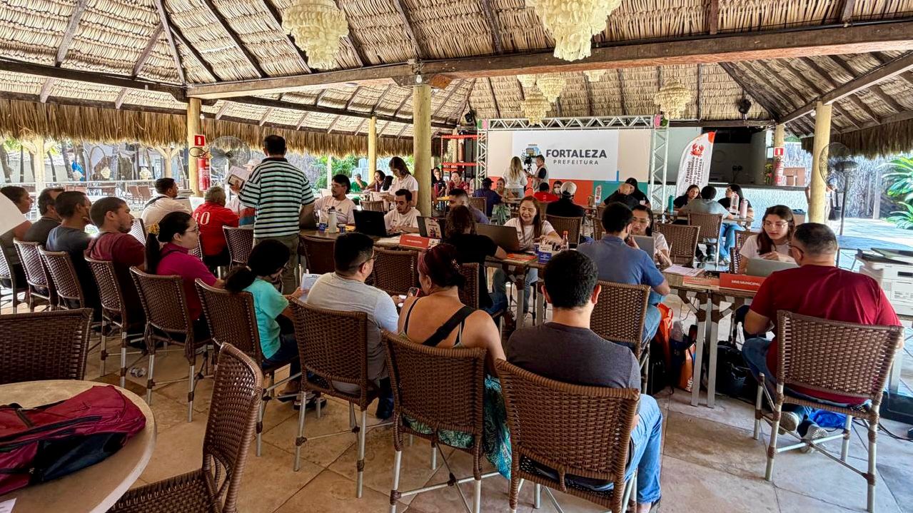 pessoas sentadas participando de um processo de seleção do sine